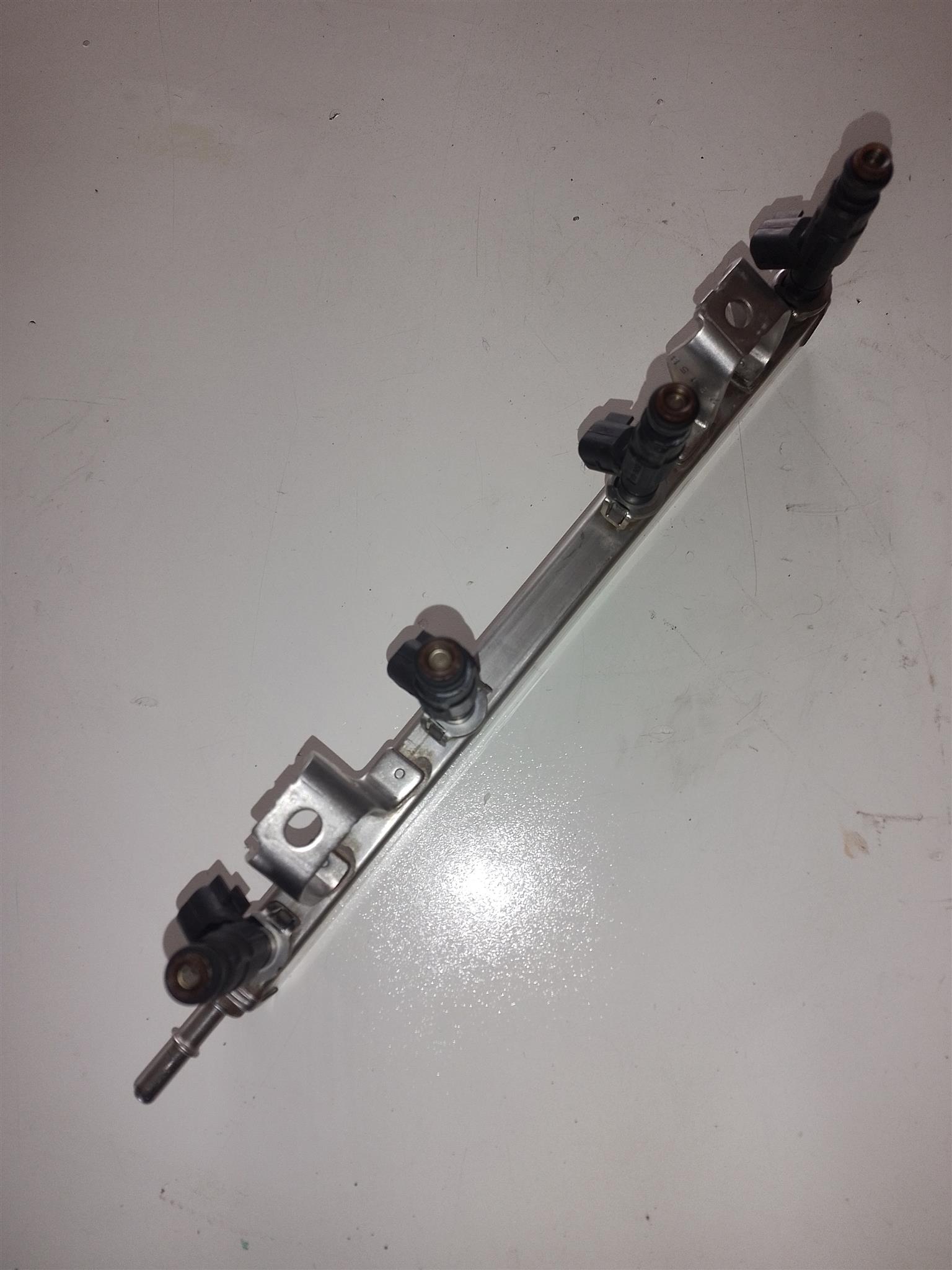 FUEL RAIL WITH INJECTORS VOLVO S40 2009 FOR SALE DELIVERY AVAILABLE COUNTRY WIDE - Private Seller