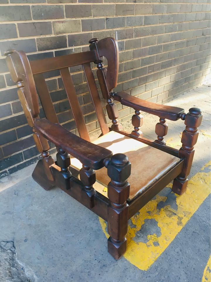 Auntique chair  I have 2