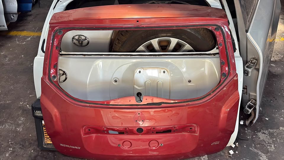 Renault duster tailgate boot - Private Seller Renault duster tailgate boot - Private Seller