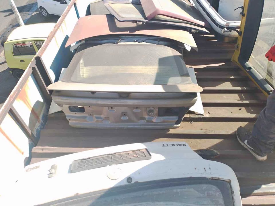 Mazda Astina Bootlid - Private Seller