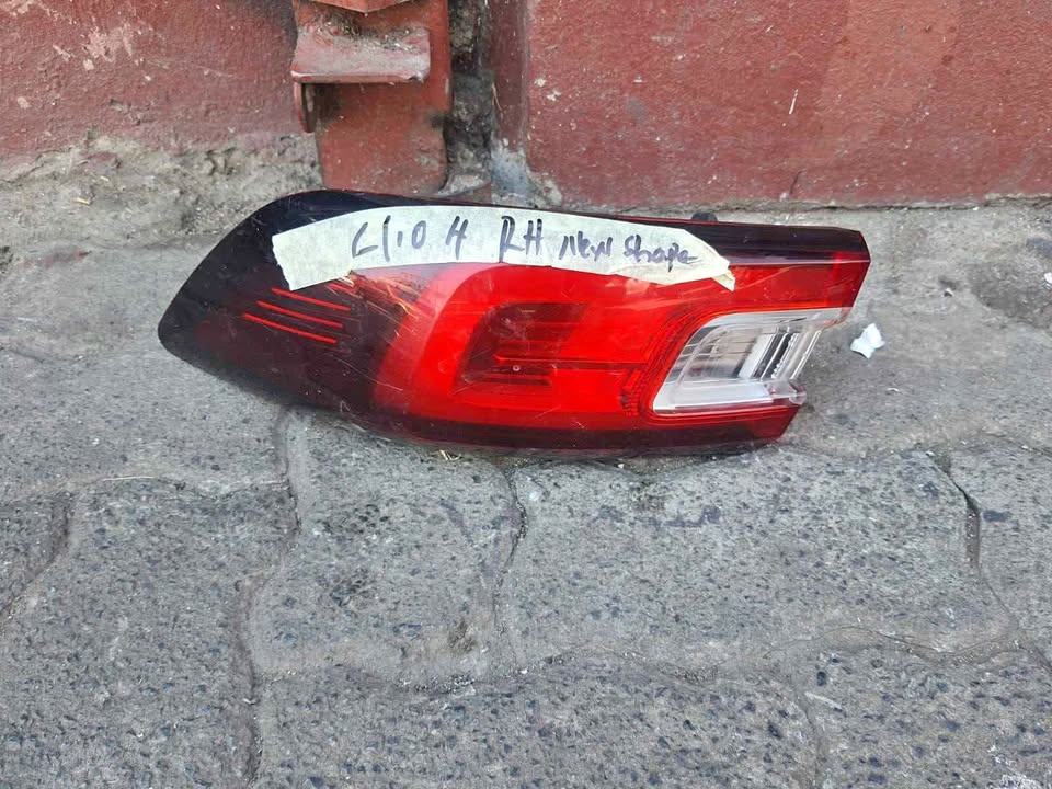 RENAULT CLIO 4 TAILLIGHT LEFT SIDE VERY CLEAN FOR SALE - Private Seller RENAULT CLIO 4 TAILLIGHT LEFT SIDE VERY CLEAN FOR SALE - Private Seller