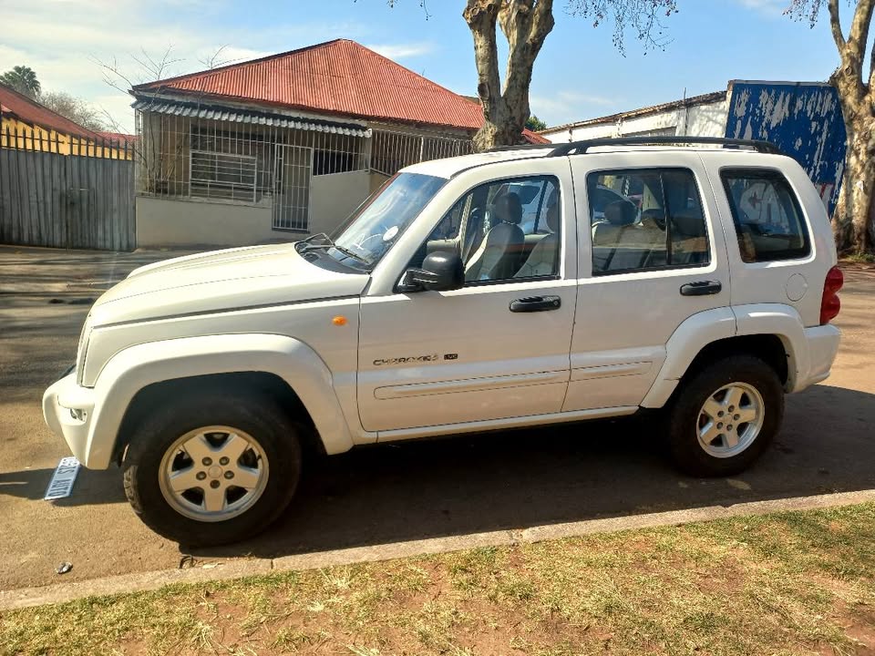 2003 JEEP CHEROKEE 2.7 PETROL 4X4 AUTOMATIC TRANSMISSION WITH LEATHER SEATS IN EXCELLENT CONDITION