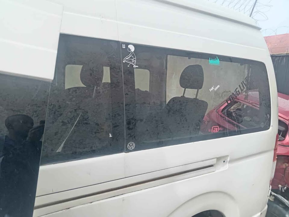 Toyota quantum 2.7 2007 left hand side panel glasses