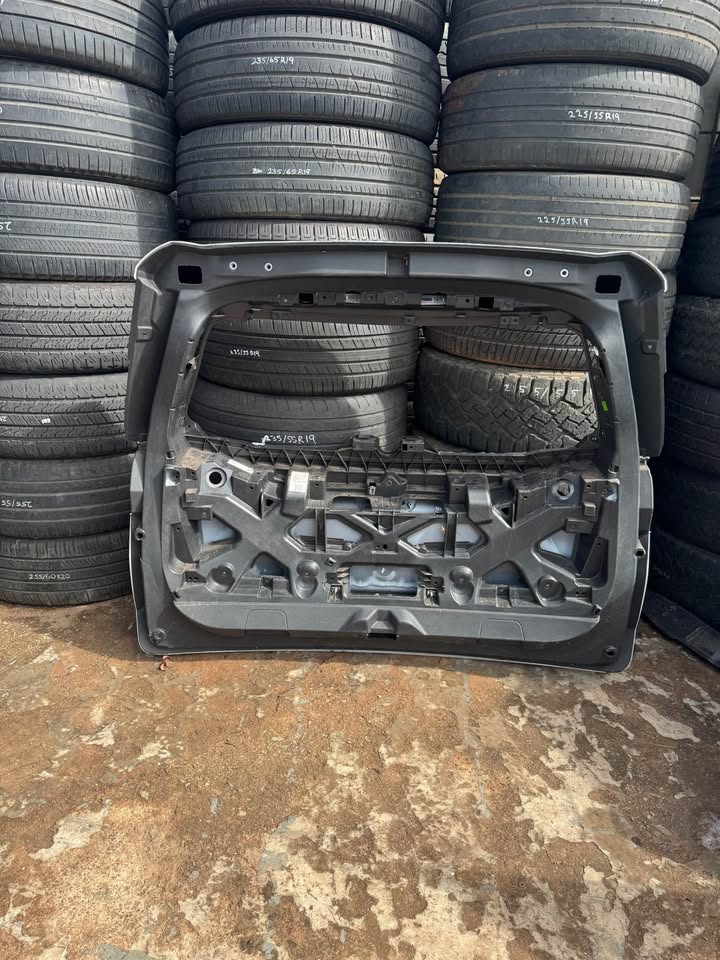 Mahindra XUV700 Tailgate Boot Lid - Private Seller Mahindra XUV700 Tailgate Boot Lid - Private Seller