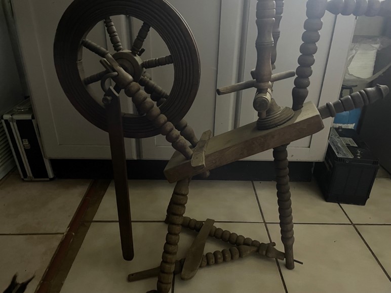 Antiques Spinning wheel