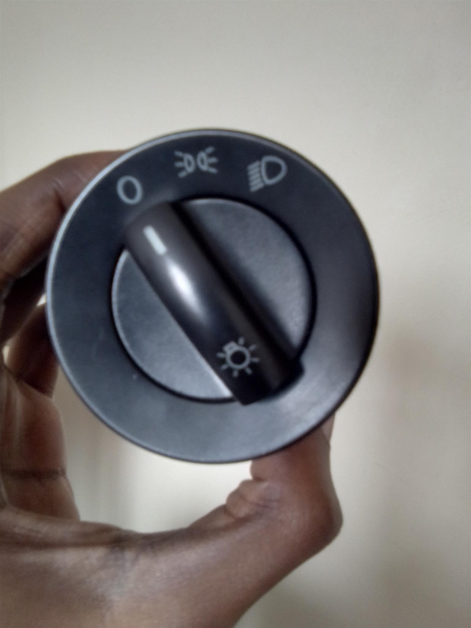 Polo Vivo Headlight Switch - Private Seller Polo Vivo Headlight Switch - Private Seller