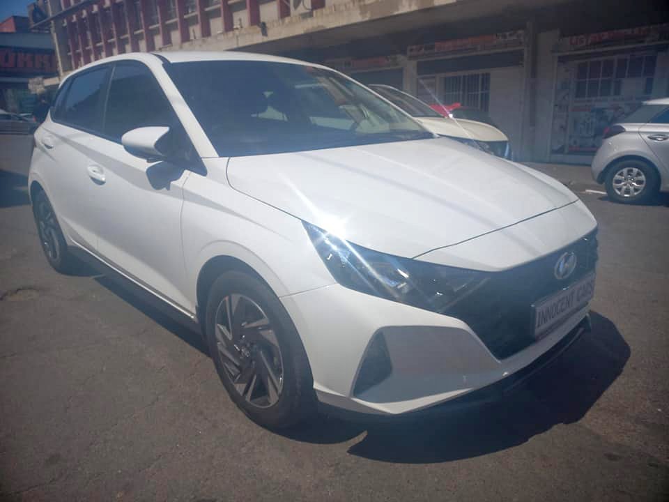 2022 HYUNDAI i20 1.0T PETROL ENGINE, AUTOMATIC TRANSMISSION, WHITE COLOUR, MILEAGE