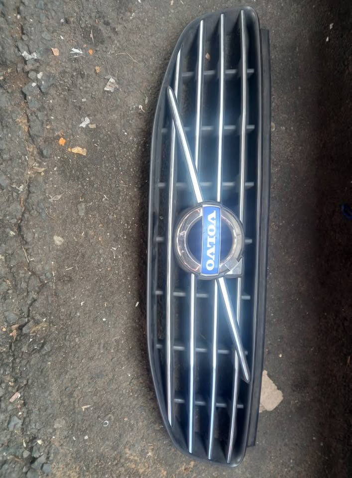 VOLVO C30 FRONT GRILLE - Private Seller VOLVO C30 FRONT GRILLE - Private Seller
