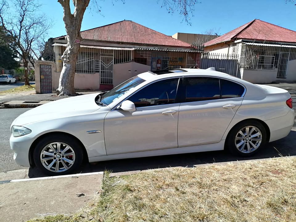 2011 BMW 520D F10 AUTOMATIC TRANSMISSION WITH SUN ROOF IN EXCELLENT CONDITION