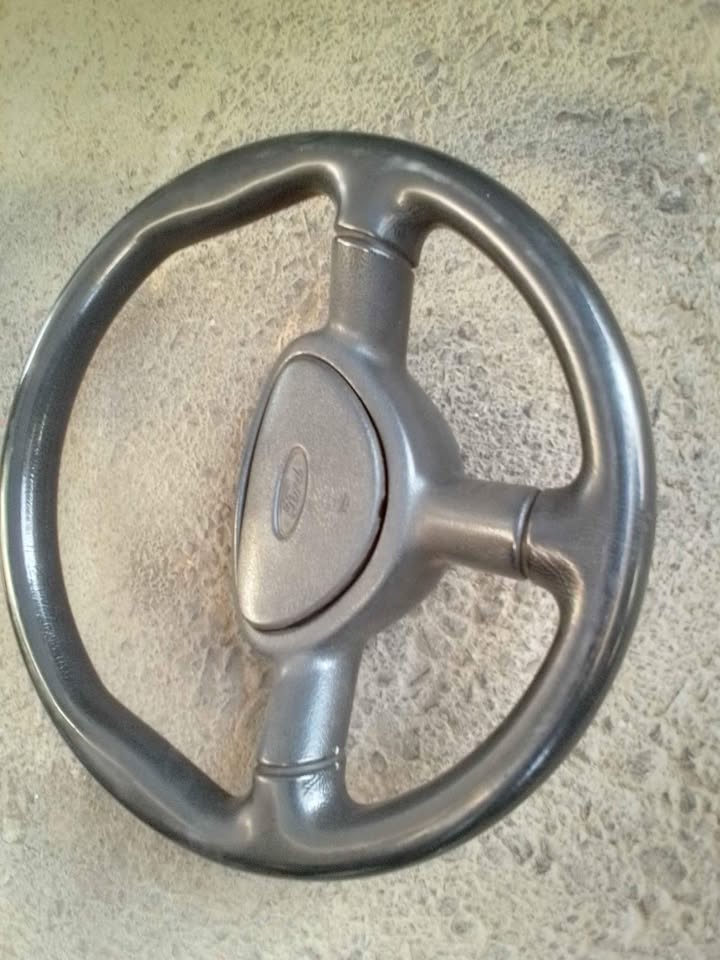 2005 ford ranger XLT WL 2.5 steering wheel still in good condition - Private Seller 2005 ford ranger XLT WL 2.5 steering wheel still in good condition - Private Seller