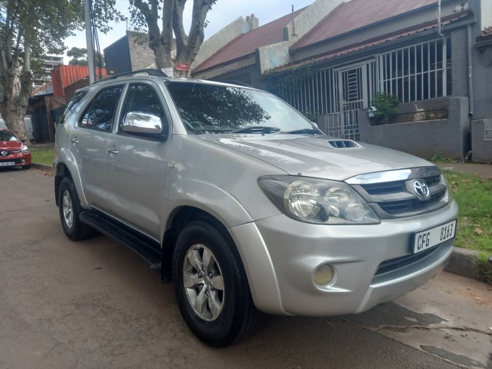2008 Toyota Fortuner 3.0 D4D Diesel, Manual, Silver, 99000kms. Leather seats