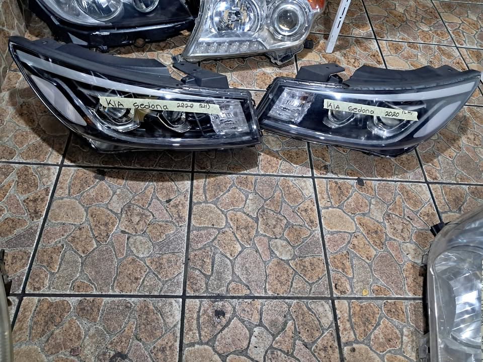 Kia Sedona Headlight Both sides  Used Auto Body Spare Parts at Sema Spare Center - Private Seller