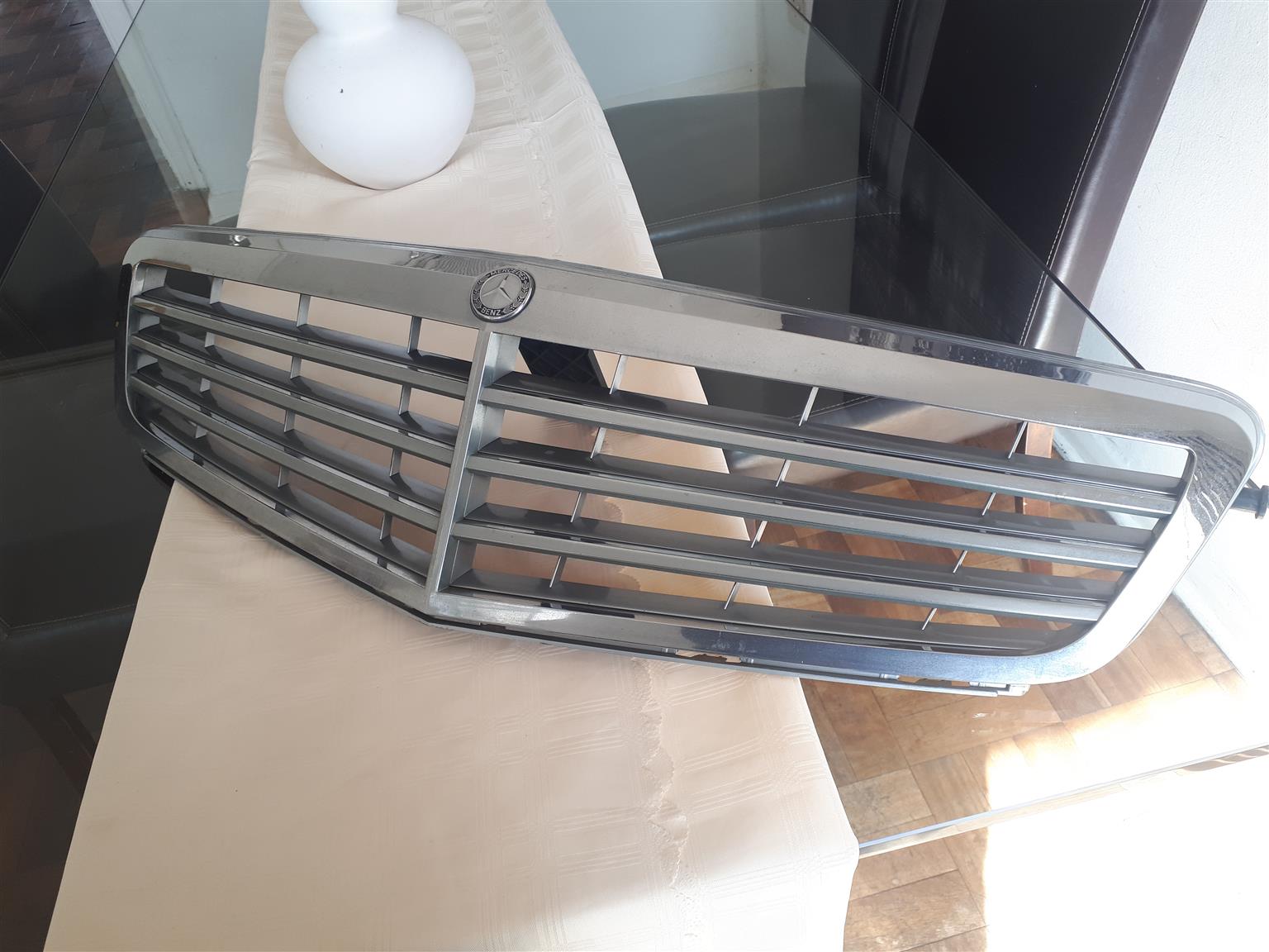 W204 Mercedes Benz Grill for Sale in Joburg North (Bramley) - Private Seller W204 Mercedes Benz Grill for Sale in Joburg North (Bramley) - Private Seller