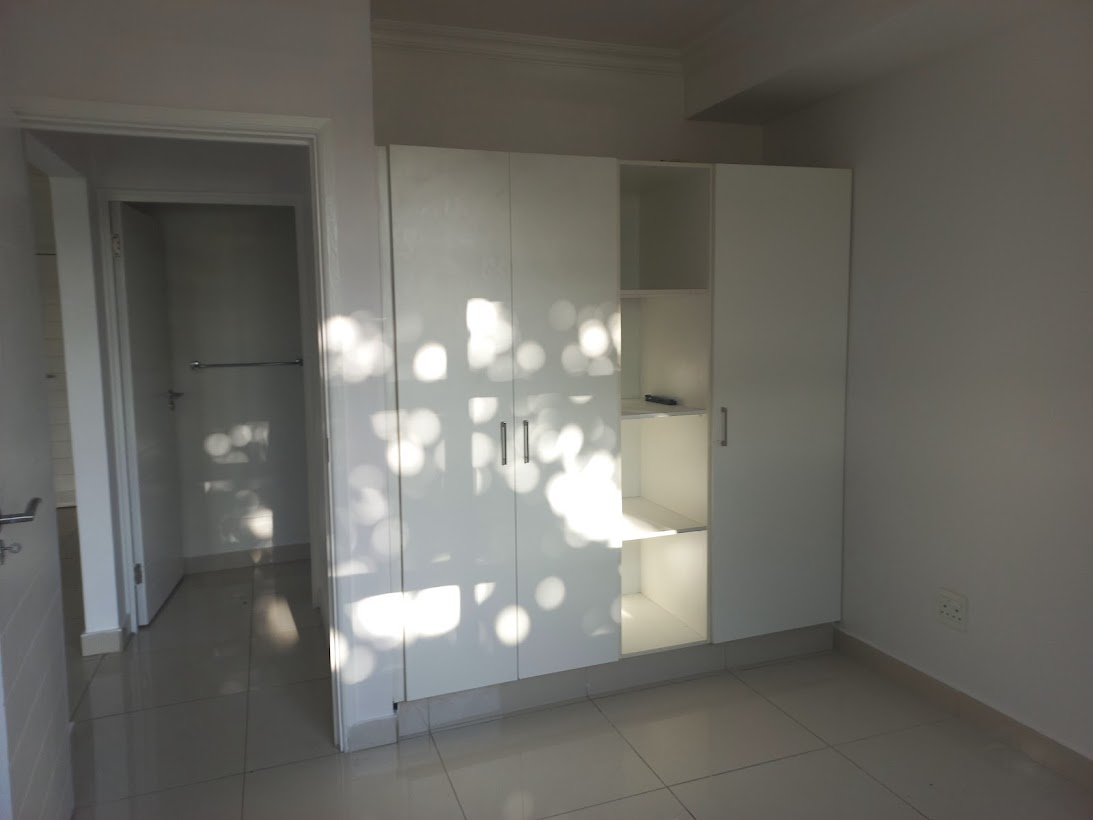 Bachelor apartment in Umhlanga. Kitchen, BIC, Lounge, etc. Junk Mail