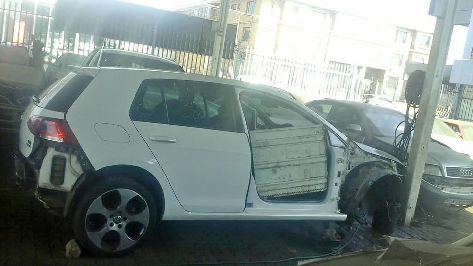 GOLF 7 TSI STRIPPING FOR SPARES