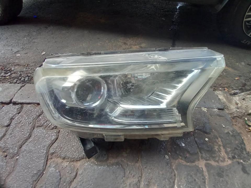 2016 - 2019 Ford Ranger Headlight Right Hand Side T8 - Private Seller 2016 - 2019 Ford Ranger Headlight Right Hand Side T8 - Private Seller