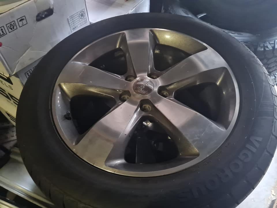 Jeep grand Cherokee original alloy mags size 20+spare - Private Seller