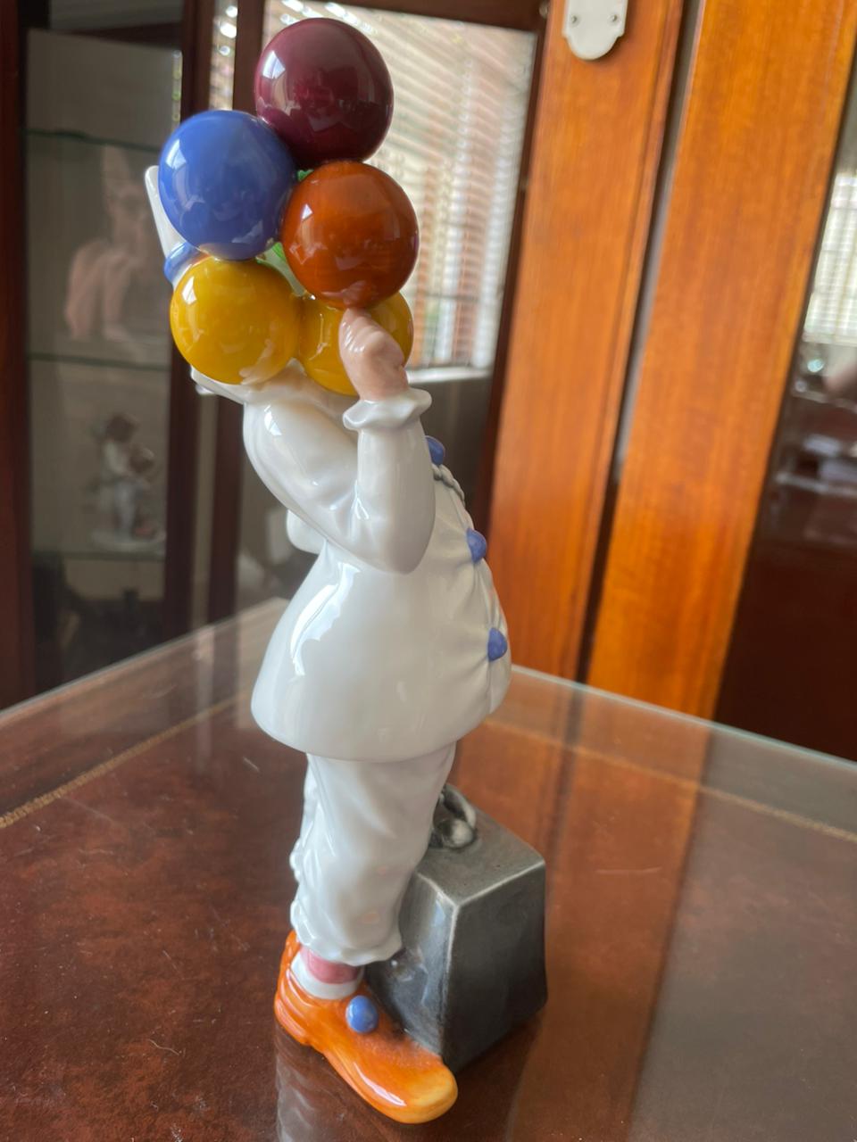 Balloon Clown HN 2894 Royal Doulton