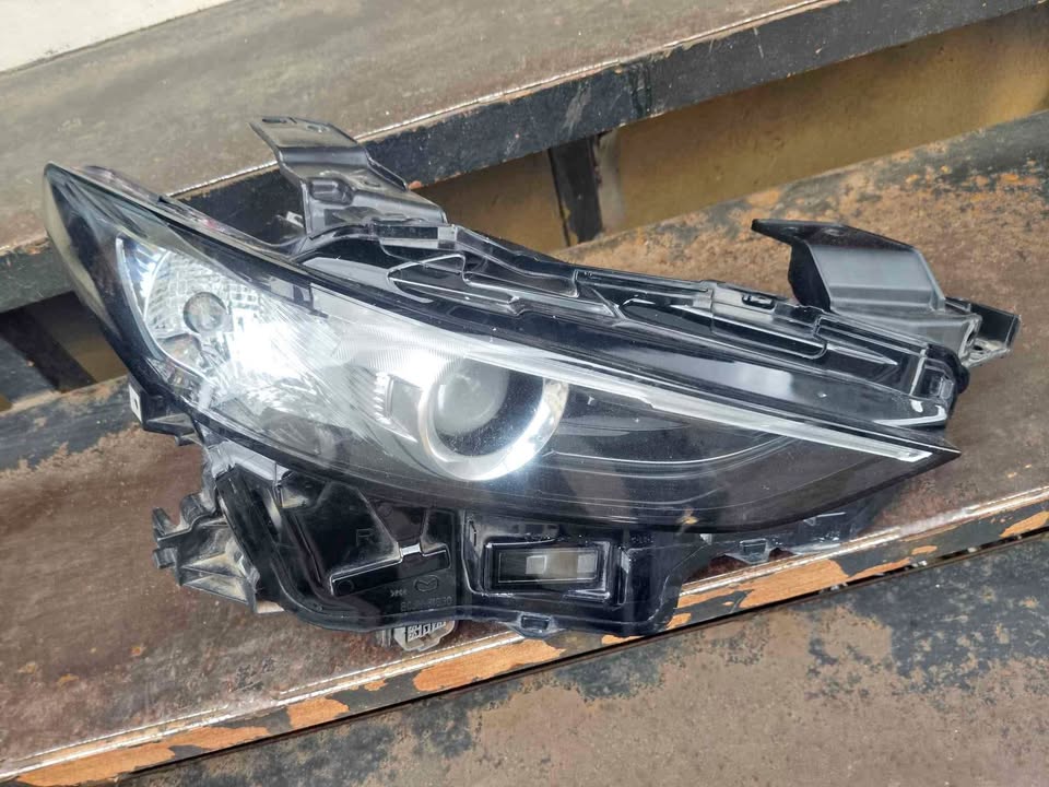 Mazda 3 right headlight 2020 - Private Seller Mazda 3 right headlight 2020 - Private Seller