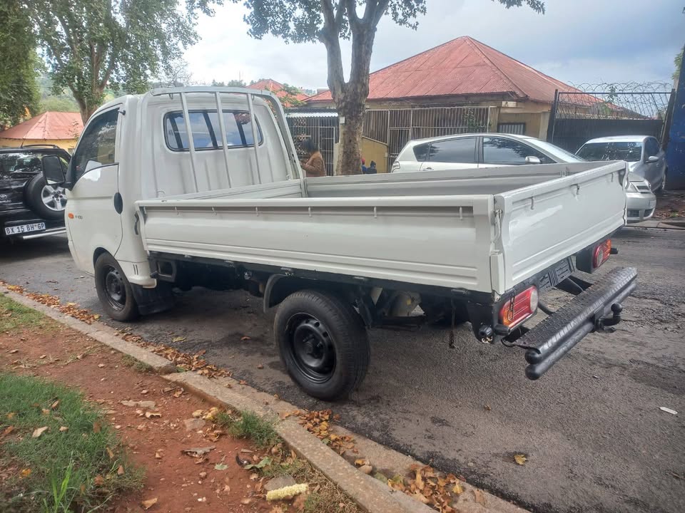 Hyundai H100 Bakkie 2.6 Diesel. 2012 Model. White Color, Mileage 105000kms,