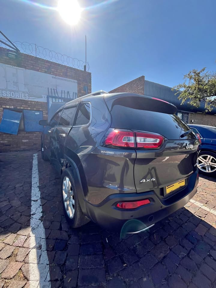 Jeep Cherokee 3.2 KL Used Parts In Stock - Private Seller