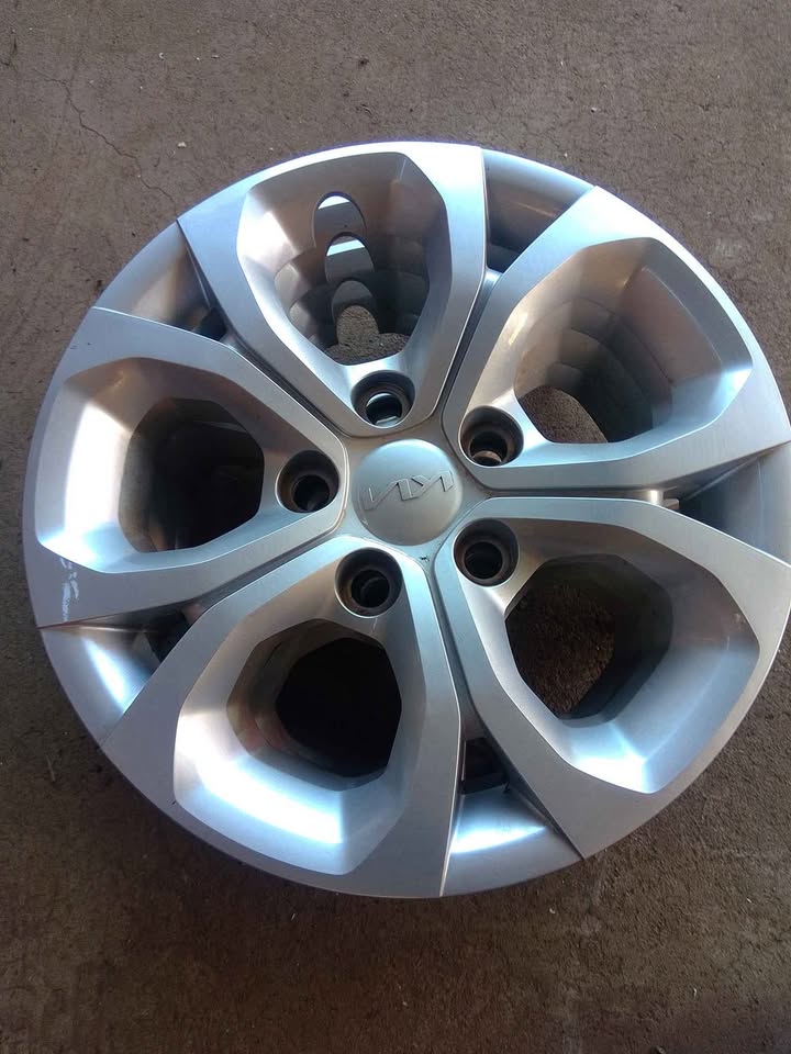 15" Kia wheel caps - Private Seller