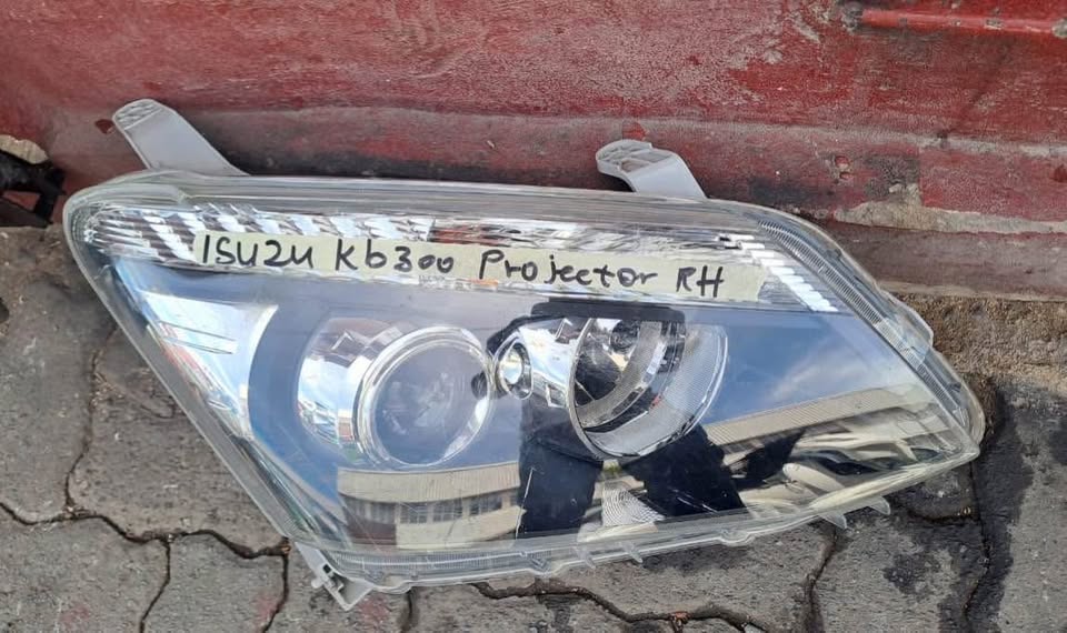 Isuzu Dmax KB300 Xenon headlight Rightside Call or dm - Private Seller Isuzu Dmax KB300 Xenon headlight Rightside Call or dm - Private Seller