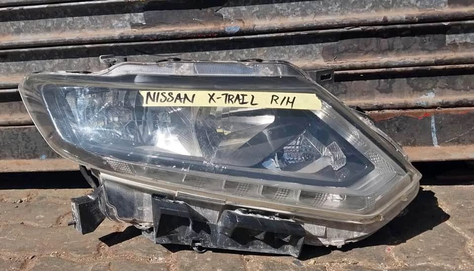 Nissan X-Trail headlight - Private Seller Nissan X-Trail headlight - Private Seller