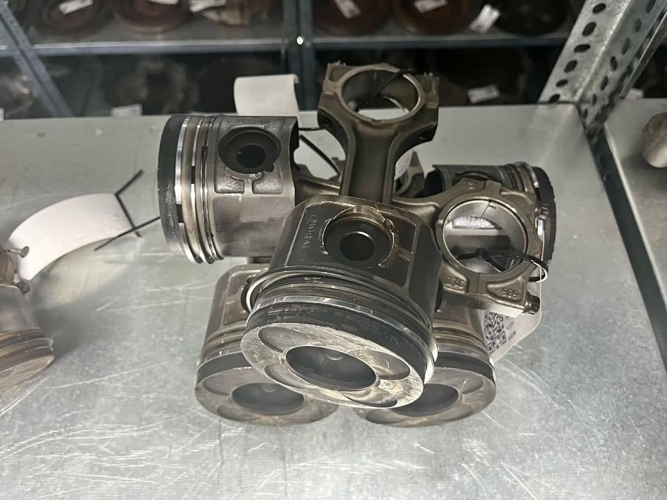 BMW 330D E46 - 530D E39 M57D30 Piston And Conrod (Each) - Private Seller BMW 330D E46 - 530D E39 M57D30 Piston And Conrod (Each) - Private Seller