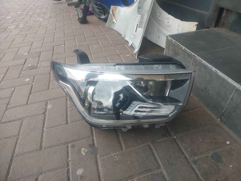 Hyundai H1 headlight right side - Private Seller Hyundai H1 headlight right side - Private Seller