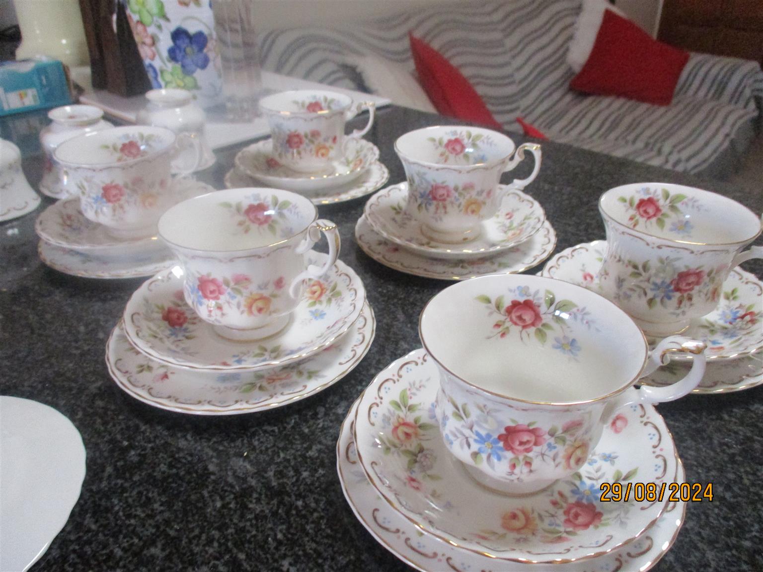 ROYAL ALBERT TEASET JUBILEE ROSE WELL KEPT AS NEW!!