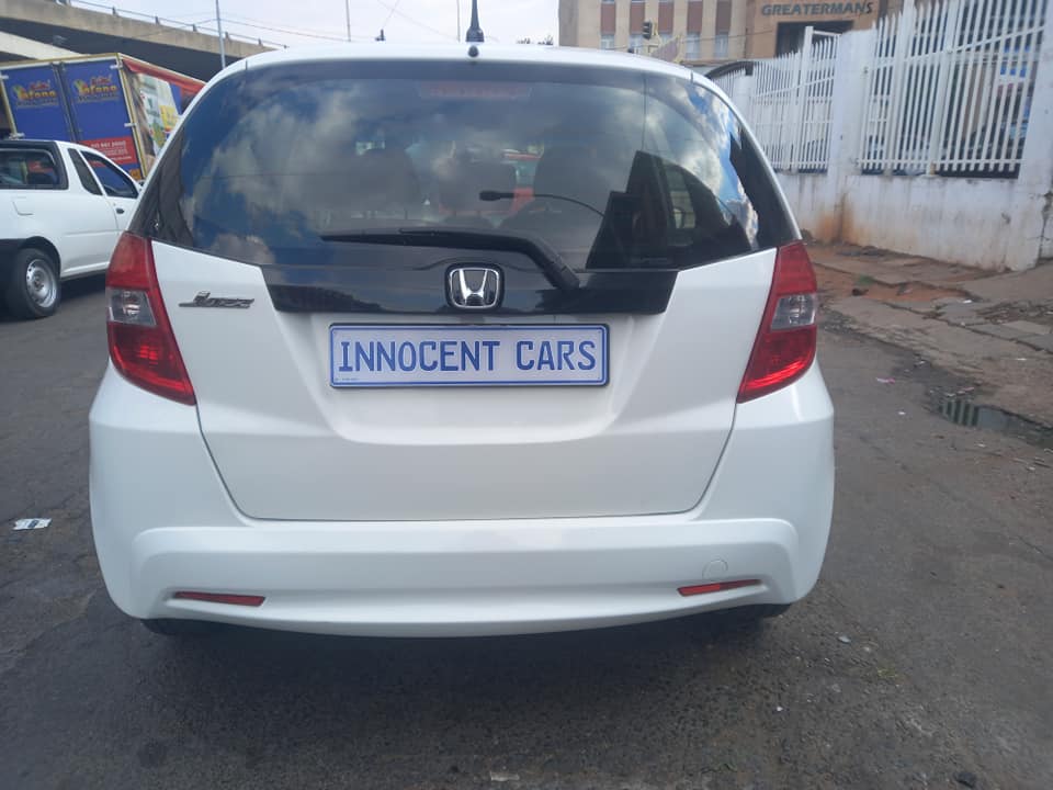 2012 HONDA JAZZ 1.3 PETROL, MANUAL TRANSMISSION, WHITE COLOUR