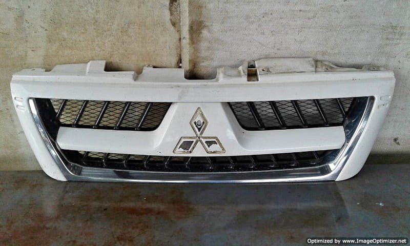 Mitsubishi Triton Right Headlight & Grill - Private Seller Mitsubishi Triton Right Headlight & Grill - Private Seller