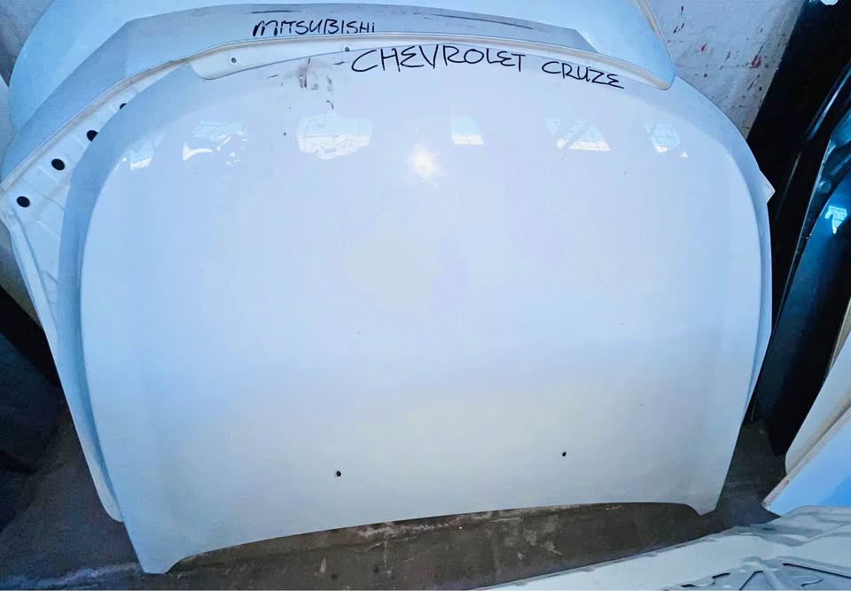 Chevrolet Cruze bonnet - Private Seller Chevrolet Cruze bonnet - Private Seller