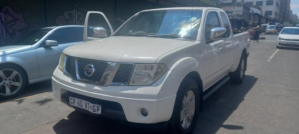 2013 NISSAN NAVARA 2.2 DIESEL, MANUAL, WHITE COLOUR, 85000KM Call Inno