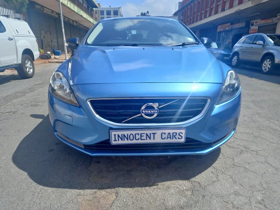 2016 VOLVO V40 T3 2.0 PETROL, MANUAL TRANSMISSION, BLUE COLOUR, MILEAGE 76000KM 2016 VOLVO V40 T3 2.0 PETROL, MANUAL TRANSMISSION, BLUE COLOUR, MILEAGE 76000KM