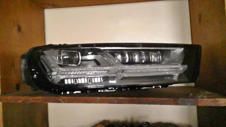 Audi Q7 headlight - Private Seller Audi Q7 headlight - Private Seller