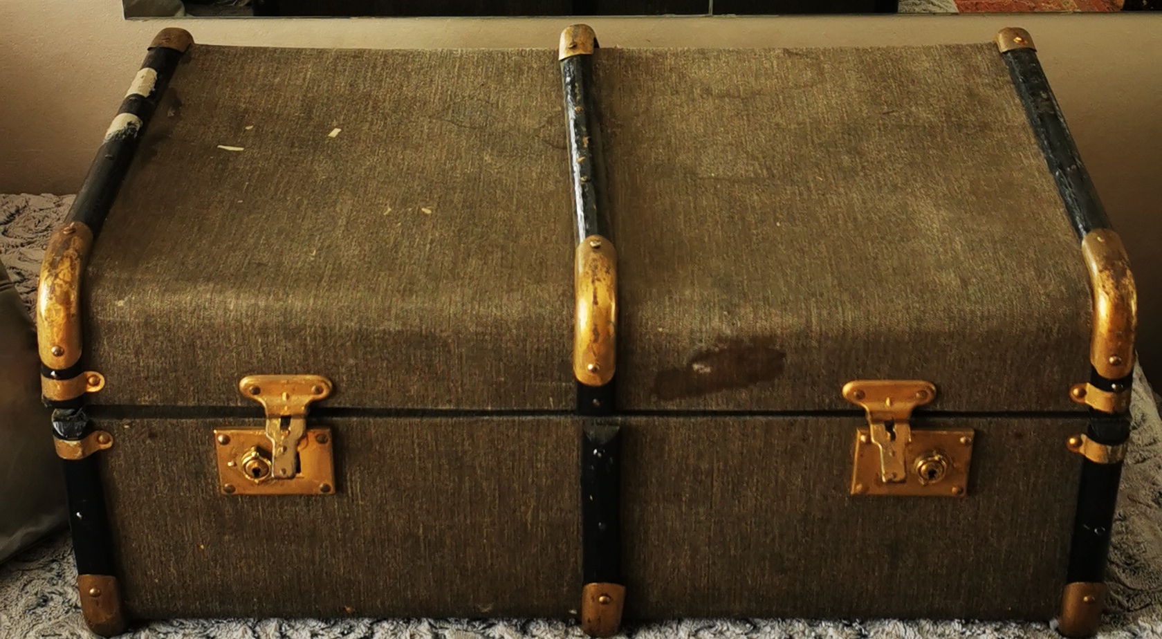 1950's Large Vintage Suitcase (76cm x 45cm x 33cm H) 1950's Large Vintage Suitcase (76cm x 45cm x 33cm H)