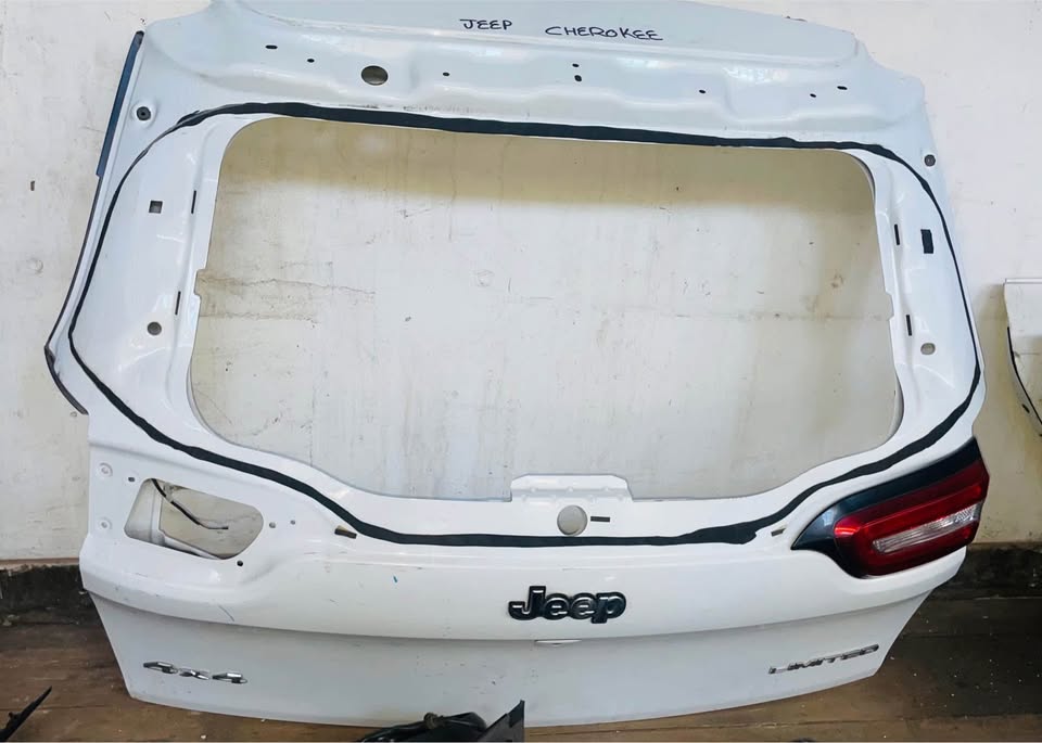 Jeep Cherokee tailgate - Private Seller Jeep Cherokee tailgate - Private Seller