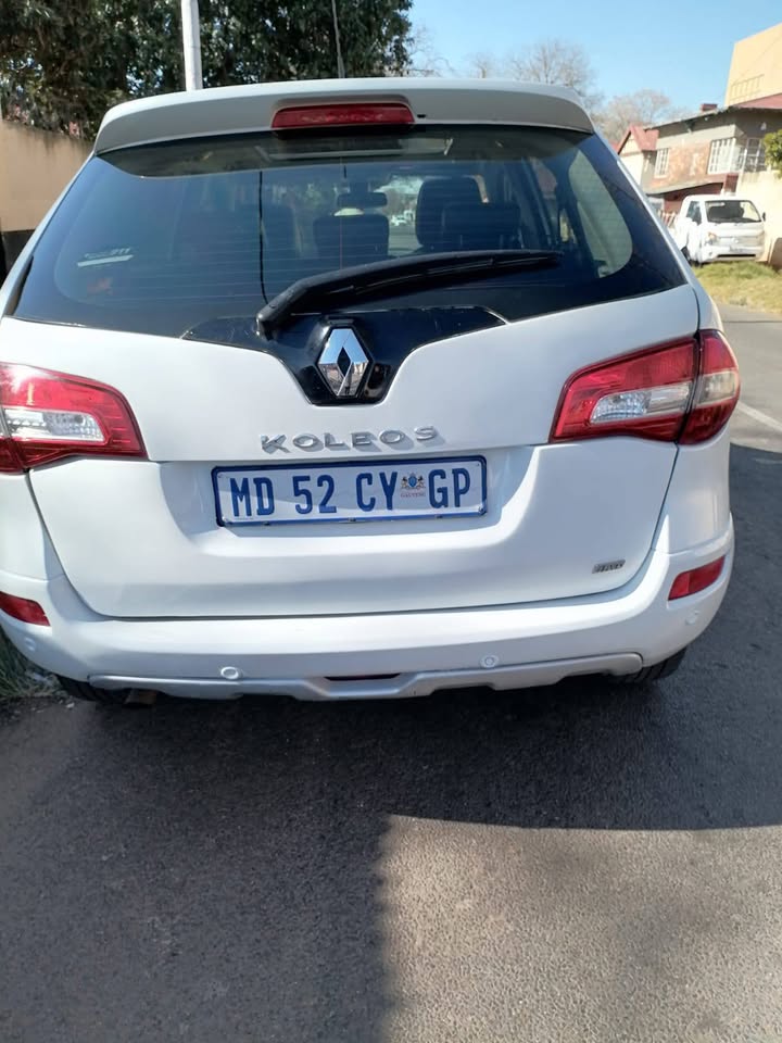 2013 RENAULT KOLEOS 2.2 AUTOMATIC TRANSMISSION WITH SUN ROOF, SERVICE BOOK AND SPARE KEYS