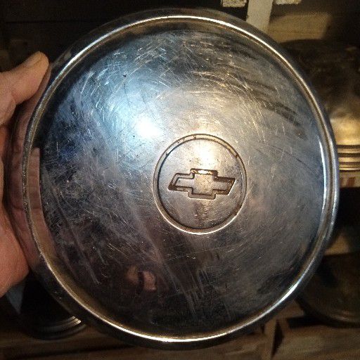 Chev 1300 / 1900, hub cap - Private Seller Chev 1300 / 1900, hub cap - Private Seller