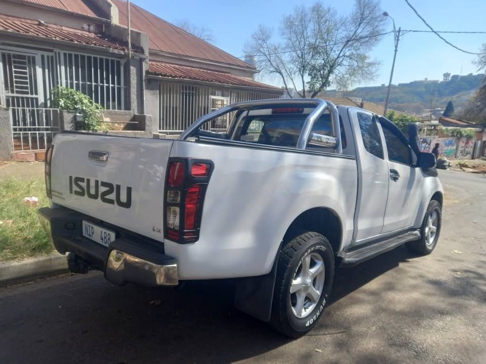 2017 ISUZU KB300 DTEQ SUPER CAB, DIESEL, AUTOMATIC, WHITE, LEATHER SEATS,
