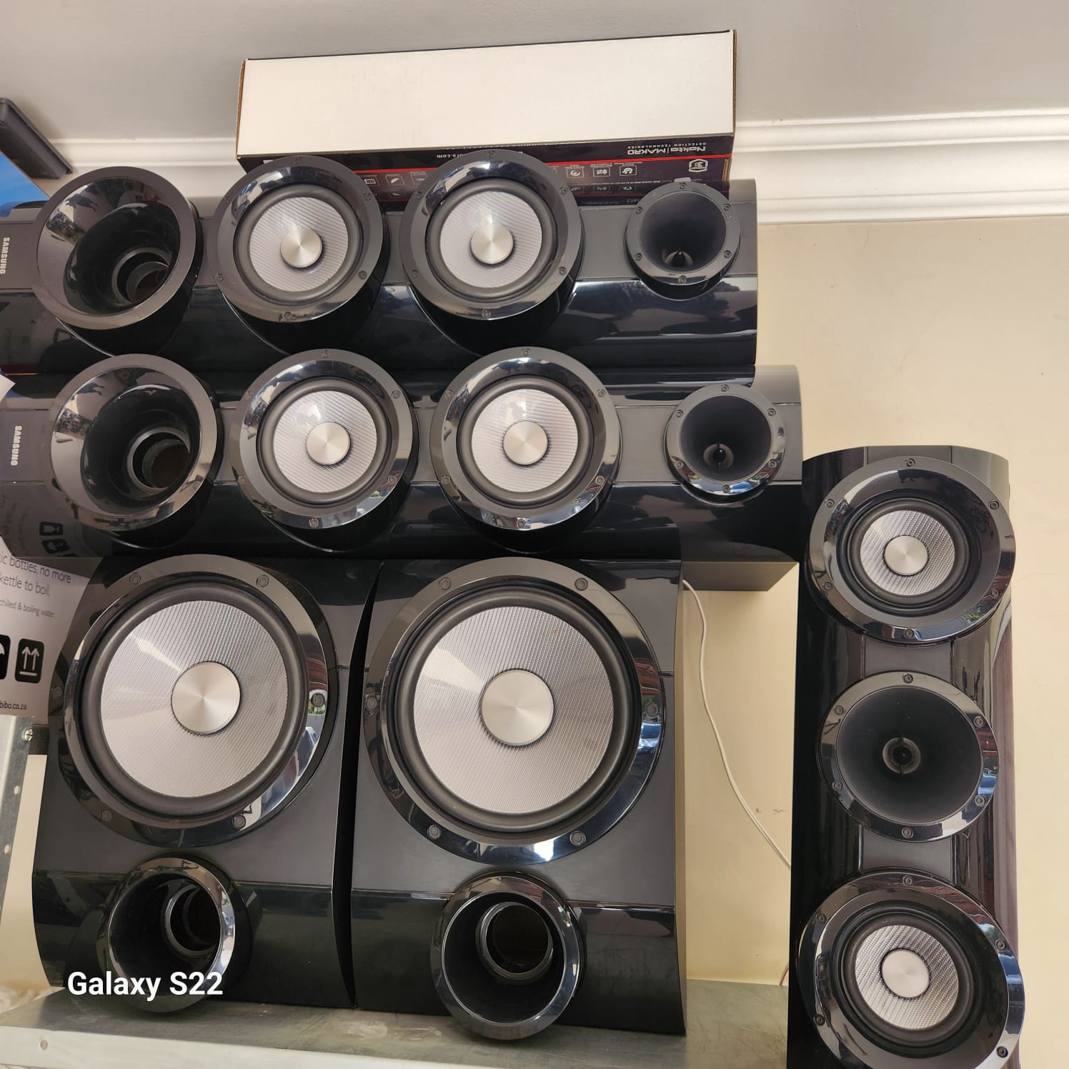 2 x SAMSUMG SPEAKERS,2 X SUB WOOFERS,1 X TWEETER. GOOD WORKIN CONDITIO
