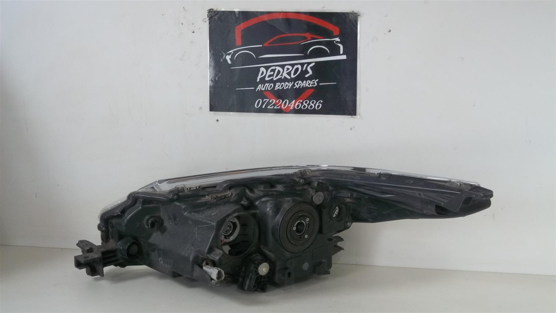 Toyota Fortuner right headlight - Private Seller