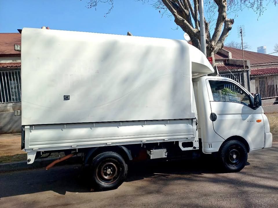 2017 HYUNDAI H100 BAKKIE 2.6 DIESEL IN EXCELLENT CONDITION WITH CANOPY IN EXCELLENT CONDITION