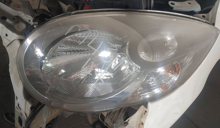 Citroen C1 Left headlight - Private Seller Citroen C1 Left headlight - Private Seller