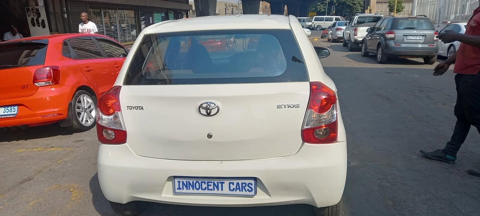 2014 TOYOTA ETIOS 1.5 SPRINTER 5Dr. HATCHBACK, MANUAL  TRANSMISSION, WHITE  COLOUR, 86000KM