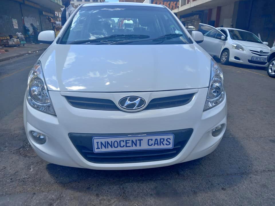 2012 HYUNDAI i20 PETROL,AUTOMATIC TRANSMISSION, WHITE COLOUR