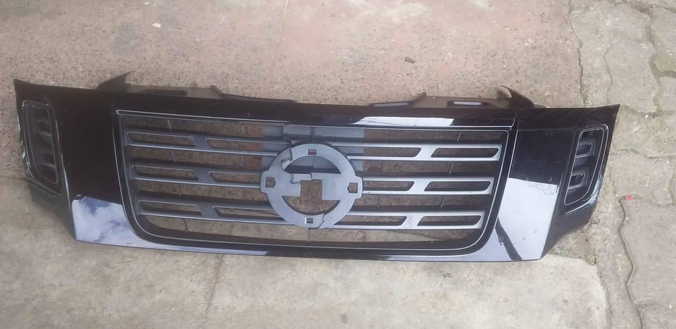 Nissan Navara grille