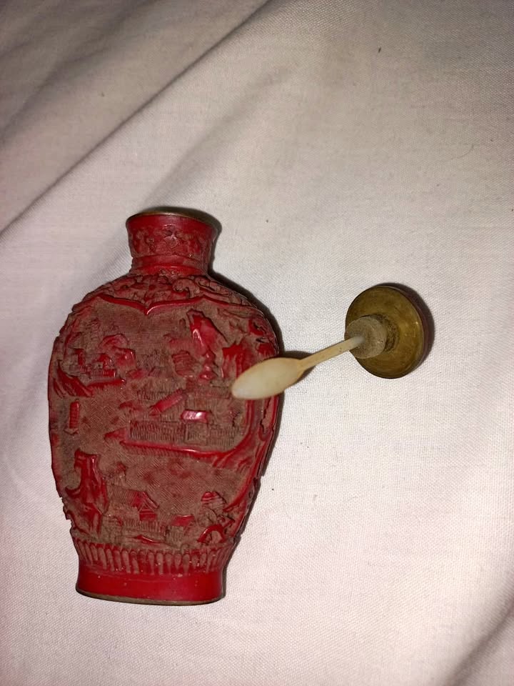 Antique Chinese Carved Cinnabar Snuff Bottle. Antique Chinese Carved Cinnabar Snuff Bottle.